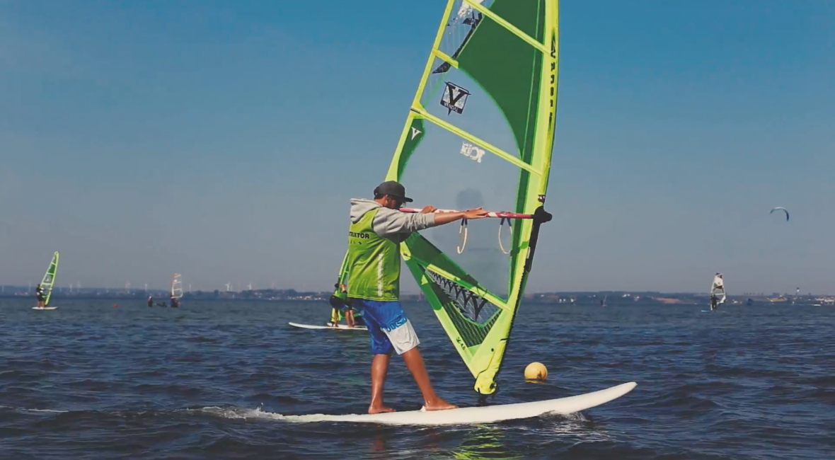 Kurs windsurfingu - jak wykonać zwrot z wiatrem?
